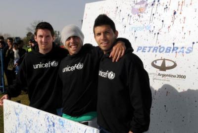AA2000 junto a Messi, Agüero y Tevez a beneficio de UNICEF.