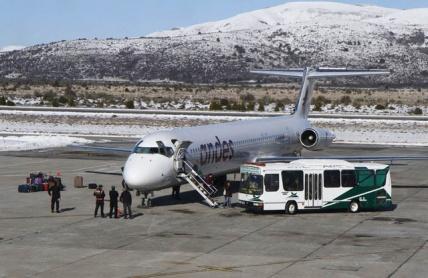 Bariloche: aterrizó el primer avión de línea desde la erupción.